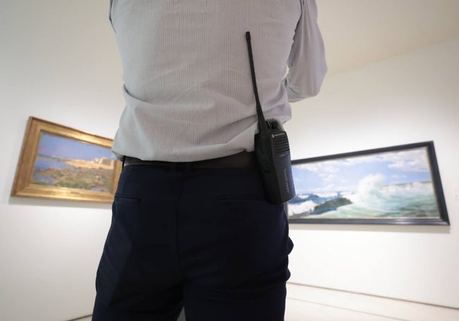 Un vigilante del Museo Carmen Thyssen custodia la colección en una de las salas de la pinacoteca.